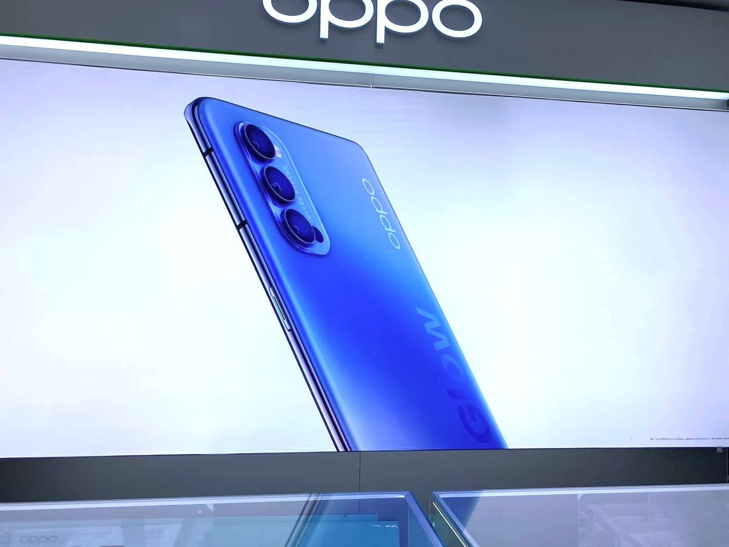 https://m.komorkomania.pl/oppo-reno-4-2-32de1f2ee72287e956.jpg