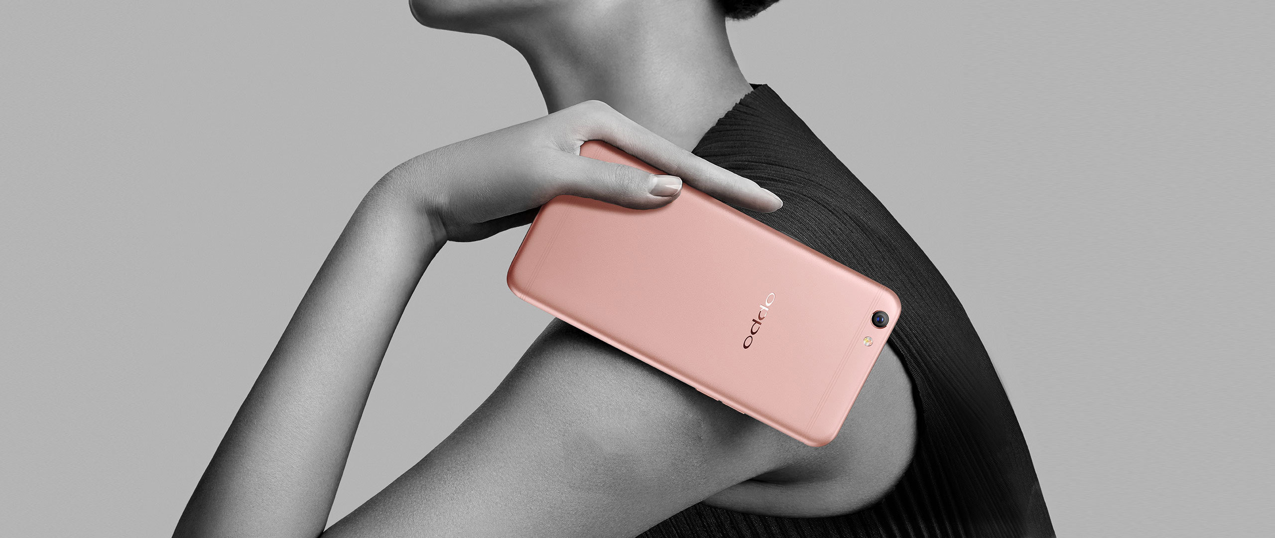 Oppo R9s i R9s Plus opis specyfikacja i cena Oppo znalazÅo jednak spos³b na to aby paski byÅy znacznie mniej widoczne Firma zastosowaÅa opracowany przez siebie system skÅadajÄ
cy siÄ z trzech bardzo